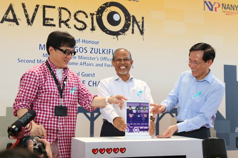 Photo 2 - 2Min Mr Masagos Zulkifli (Home Affairs), Mr Jackie Chan and NYP CEO and Principal Mr Chan Lee Mun launching anti-Drug game 