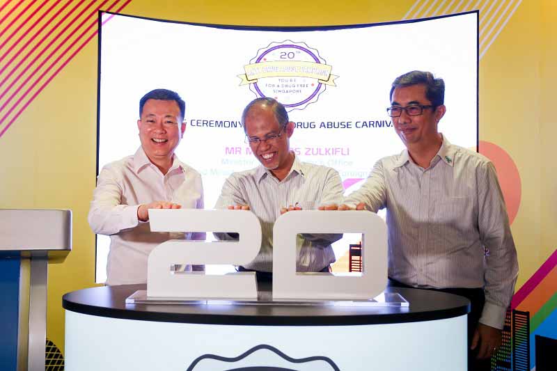 Mr Victor Lye, Chairman, National Council Against Drug Abuse, Guest-of-Honour Minister Masagos, Prime Minister’s Office and Second Minister for Home Affairs and Foreign Affairs and Mr Ng Ser Song, Director, Central Narcotics Bureau launching the Official Opening of the Anti-Drug Abuse Carnival 2015
