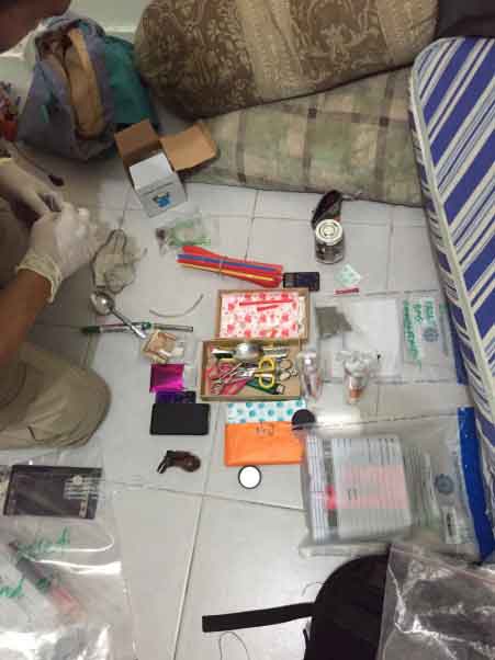 Photo-3 : CNB officer conducting search in CNB operation from 5-8 Oct 2015 Photo-3 : CNB officer conducting search in CNB operation from 5-8 Oct 2015