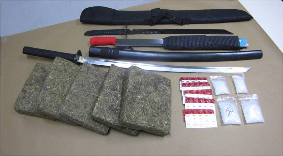 Photo 1: Drugs and weapons seized from CNB operation in Geylang on 23 February 2015