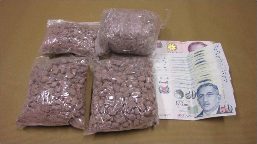 Photo 2: Heroin & cash seized in CNB operation at Geylang Bahru on 16 March 2015.