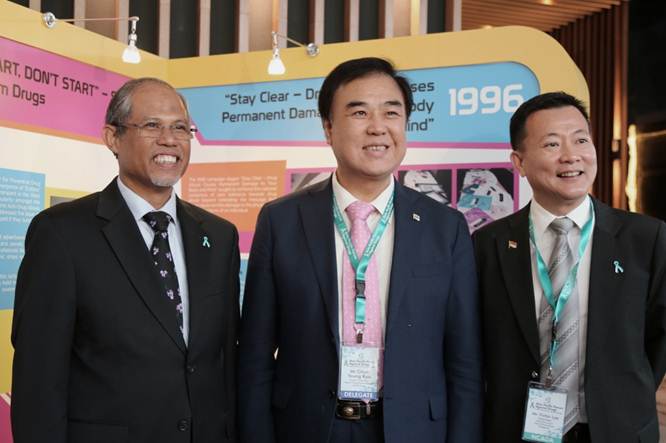 Photo 2: Guest of Honour Mr Masagos Zulkifli, Minister, Prime Minister’s Office and Second Minister for Home Affairs and Foreign Affairs, together with Chairman NCADA Mr Victor Lye and foreign delegate Mr Chun Young Koo at the APFAD.