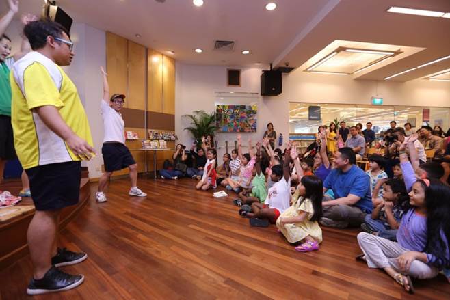 Photo-1: Parliamentary Secretary, Ministry of Home Affairs, Mr Amrin Amin enjoying the anti-drug skit with children and parents, at the Woodlands Regional Library, 28 August 2016. [Photo by Home Team News, Ministry of Home Affairs].