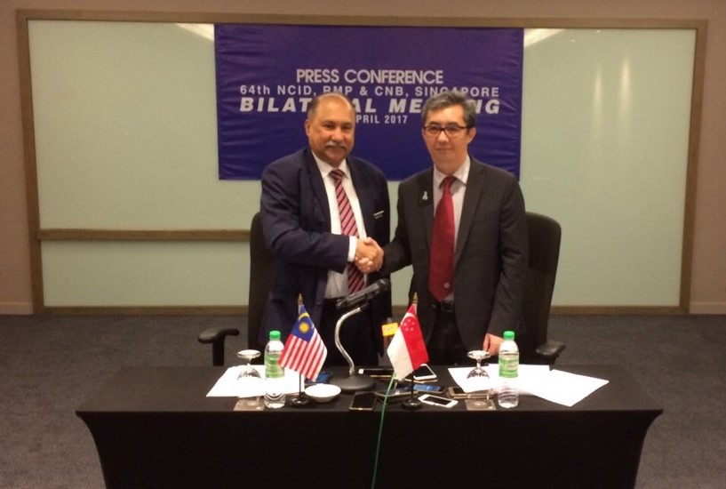 Director NCID CP Dato’ Sri Mohd. Mokhtar Bin HJ. Mohd. Shariff [at left] and Director CNB Mr Ng Ser Song [at right] at the press conference of the 64th CNB-NCID Bilateral meeting, 11 April 2017