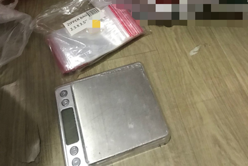 Photo-1 (CNB): Digital weighing scale and numerous empty plastic sachets in residence of 24-year-old male suspect arrested in CNB operation on 21 June 2018.
