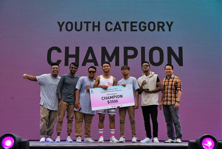 Photo 2 (CNB): Team Ayza without Amsyar, champions of the Youth Group category receiving their prizes from Mr Sng Chern Hong, Director (Communications Division), CNB.