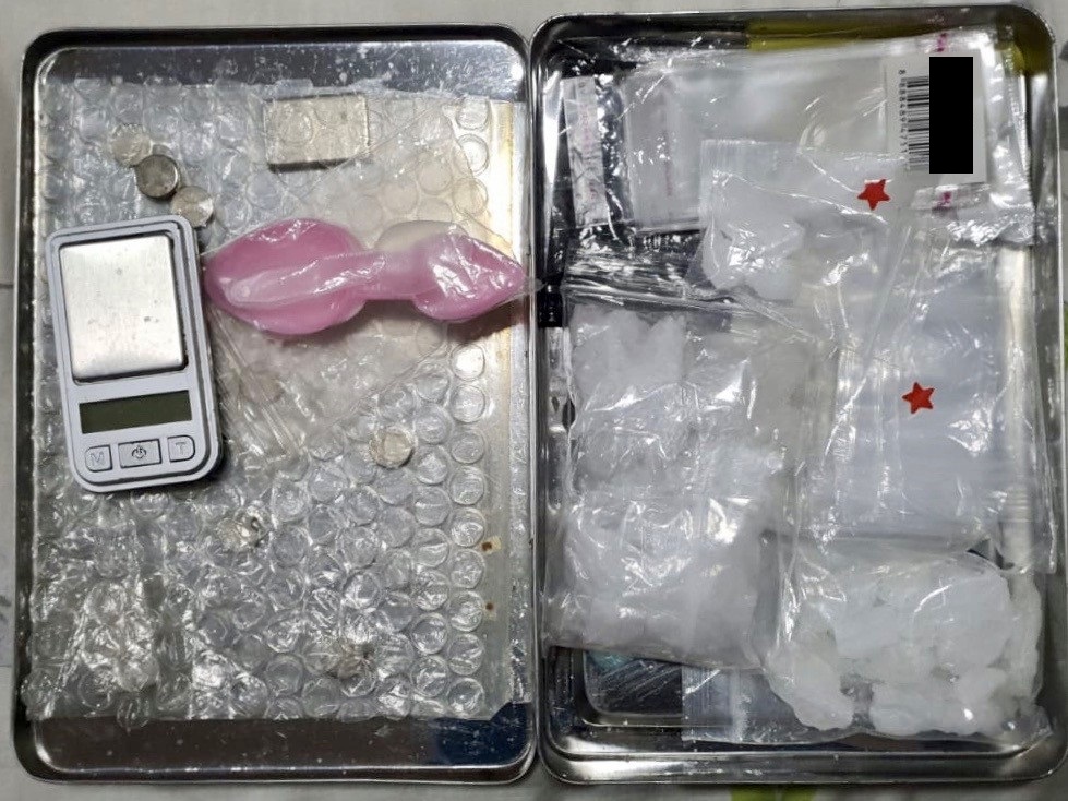 Photo 2 (CNB): Packets of ‘Ice’ and packaging materials seized from residential unit in the vicinity of Ang Mo Kio Ave 4 on 17 December 2020. 