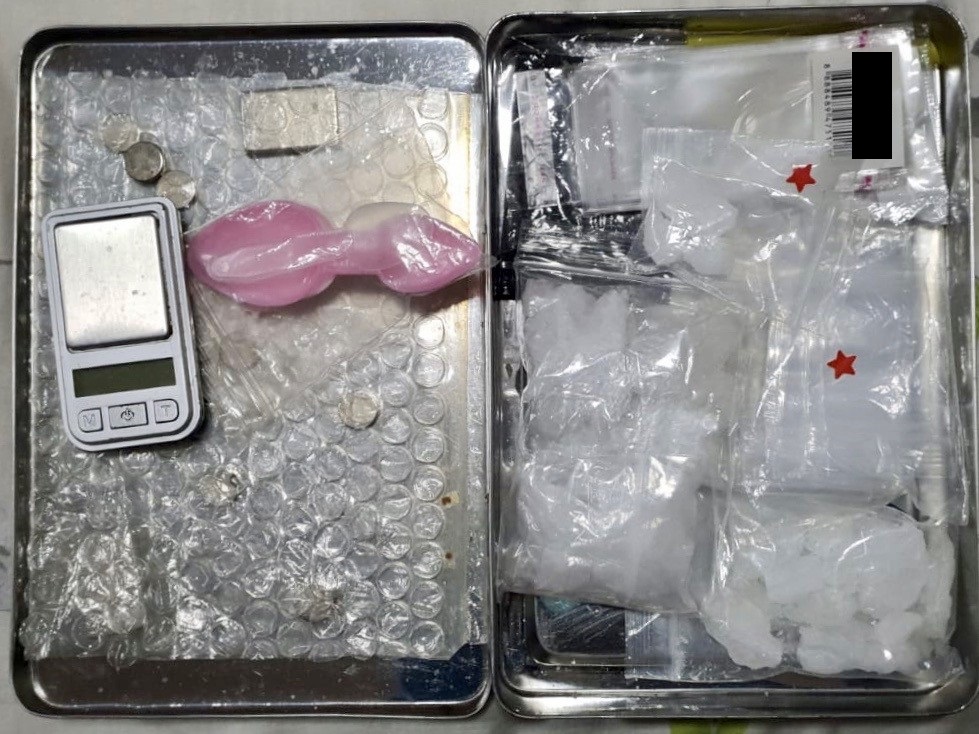 Photo 2 (CNB): Packets of ‘Ice’ and packaging materials seized from residential unit in the vicinity of Ang Mo Kio Ave 4 on 17 December 2020.