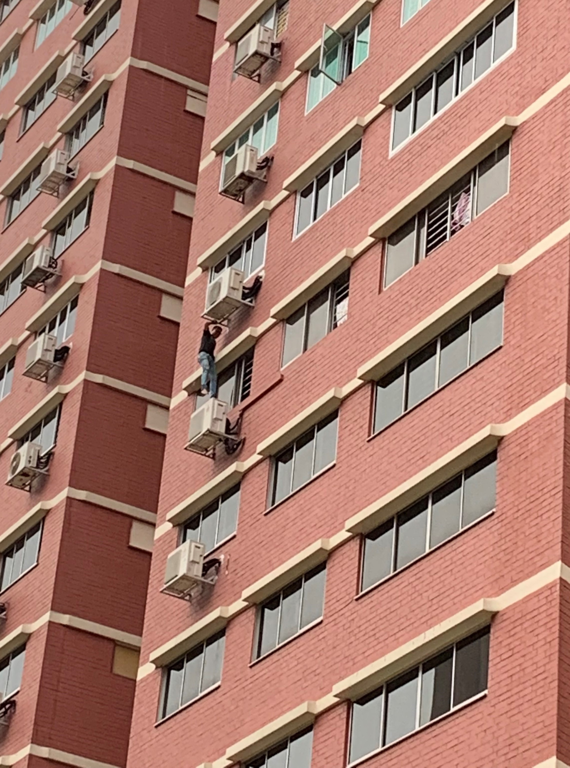 Photo 1 (CNB): 38-year-old Singaporean male suspect scaling heights in bid to evade arrest, in CNB operation at Sin Ming Avenue on 13 June 2019.  The suspect was eventually arrested.