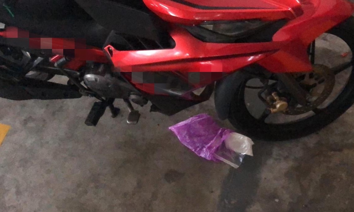 Photos 2 and 3 (CNB): Drugs and cash recovered from 21-year-old Malaysian male in CNB’s operation on 1 August 2019. Photos 2 and 3 (CNB): Drugs and cash recovered from 21-year-old Malaysian male in CNB’s operation on 1 August 2019.