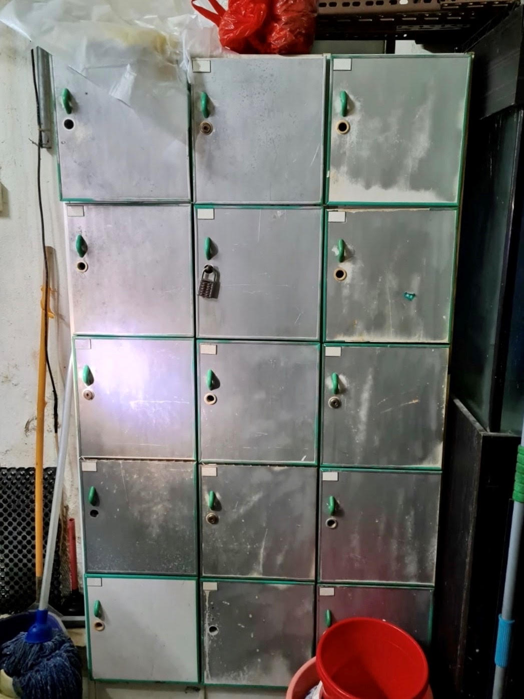 Photo 1 (CNB) - About 45g of ‘Ice’ recovered from a locker in a unit in the vicinity of Geylang Lorong 4 Photo 1 (CNB) - About 45g of ‘Ice’ recovered from a locker in a unit in the vicinity of Geylang Lorong 4